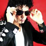 I capelli invece sono quelli suoi: ricci e neri come quelli di Jackson